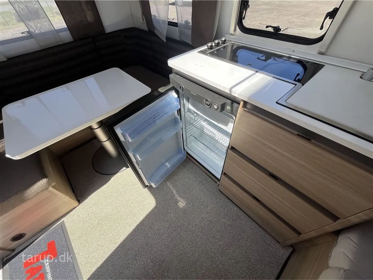 Billede 15 - 2016 - Adria Altea 472 PU Fortelt: Ventura D300, Truma mover, rundsiddegruppe, aircon., DuoControl, el-gulv-varme, køleskab m/ fryser, gulvtæpper, fransk dobbeltseng