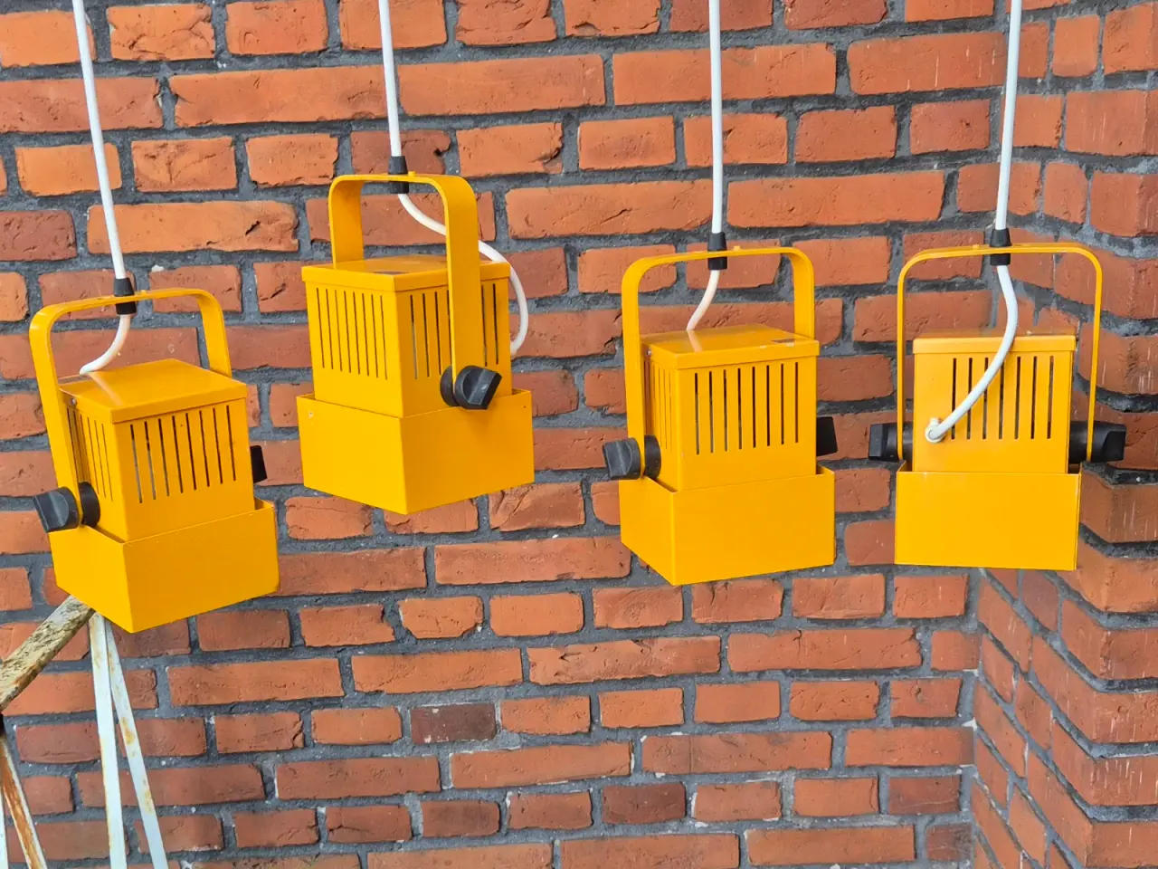 Billede 2 - Fine gule Finnerup-spot som fleksible pendler