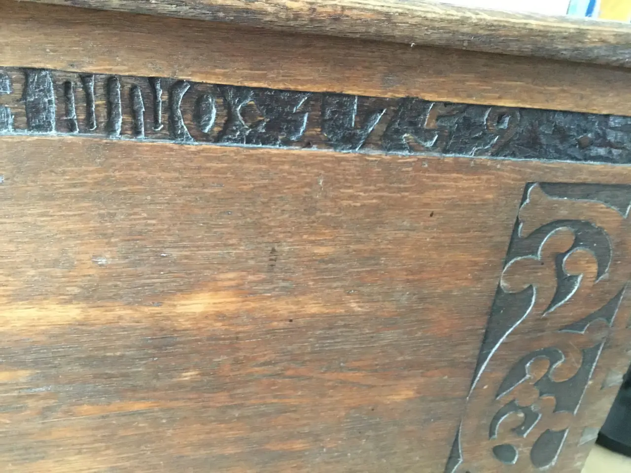 Billede 4 - Antik kiste fra 1759 i egetræ med flad låg.
