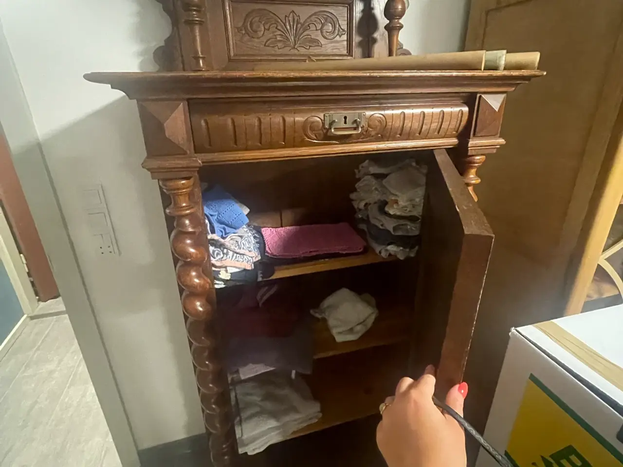Billede 2 - 2 vitrine skabe og 2 garderobeskabe