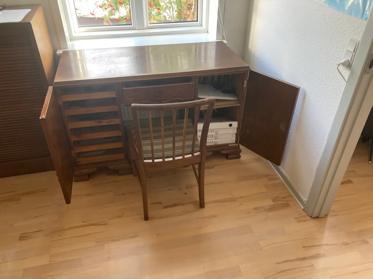 Billede 3 - Skrivebord incl. stol