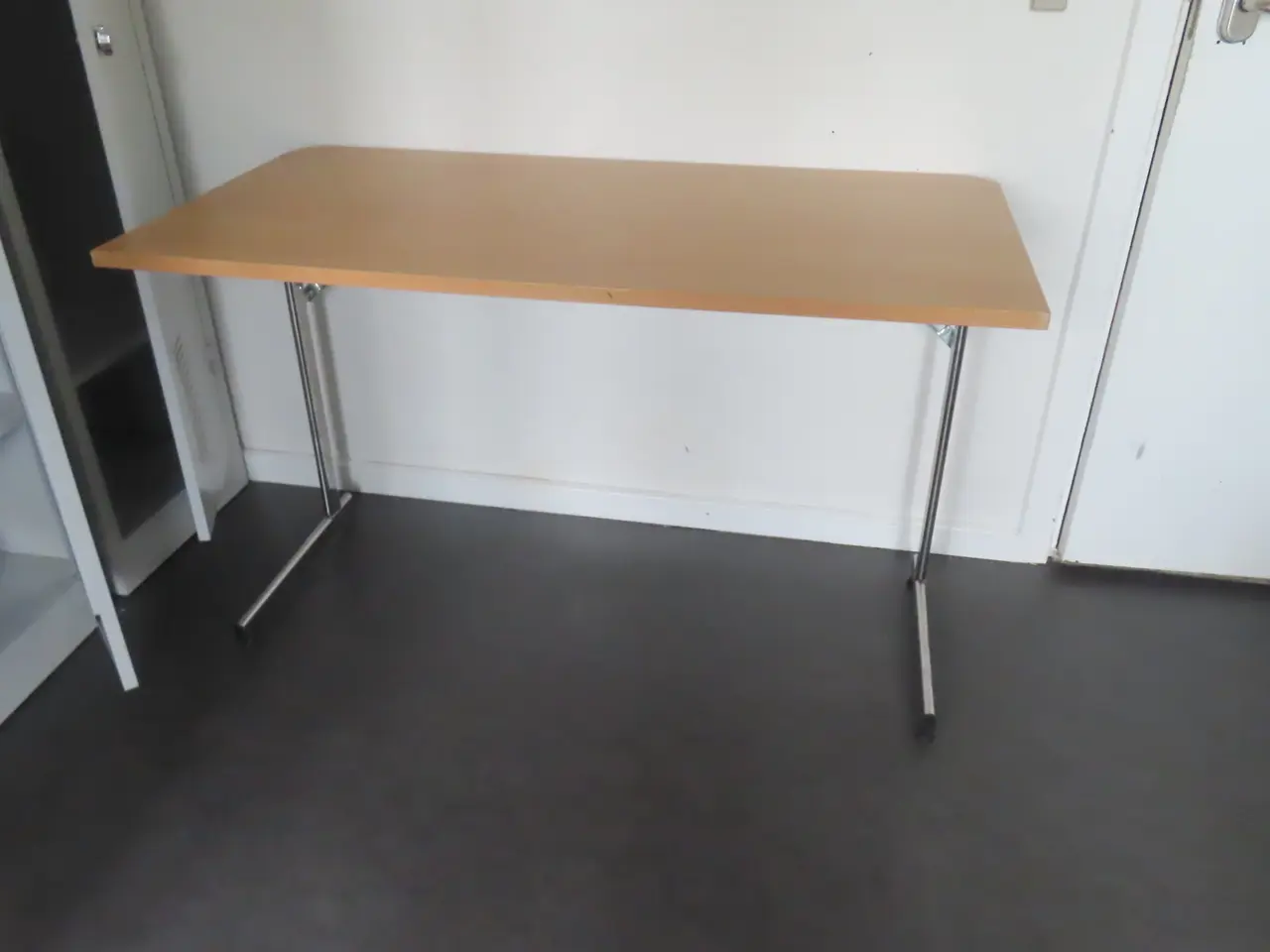 Billede 5 - Indhold på værelse af bord, køjeseng, skab mv.