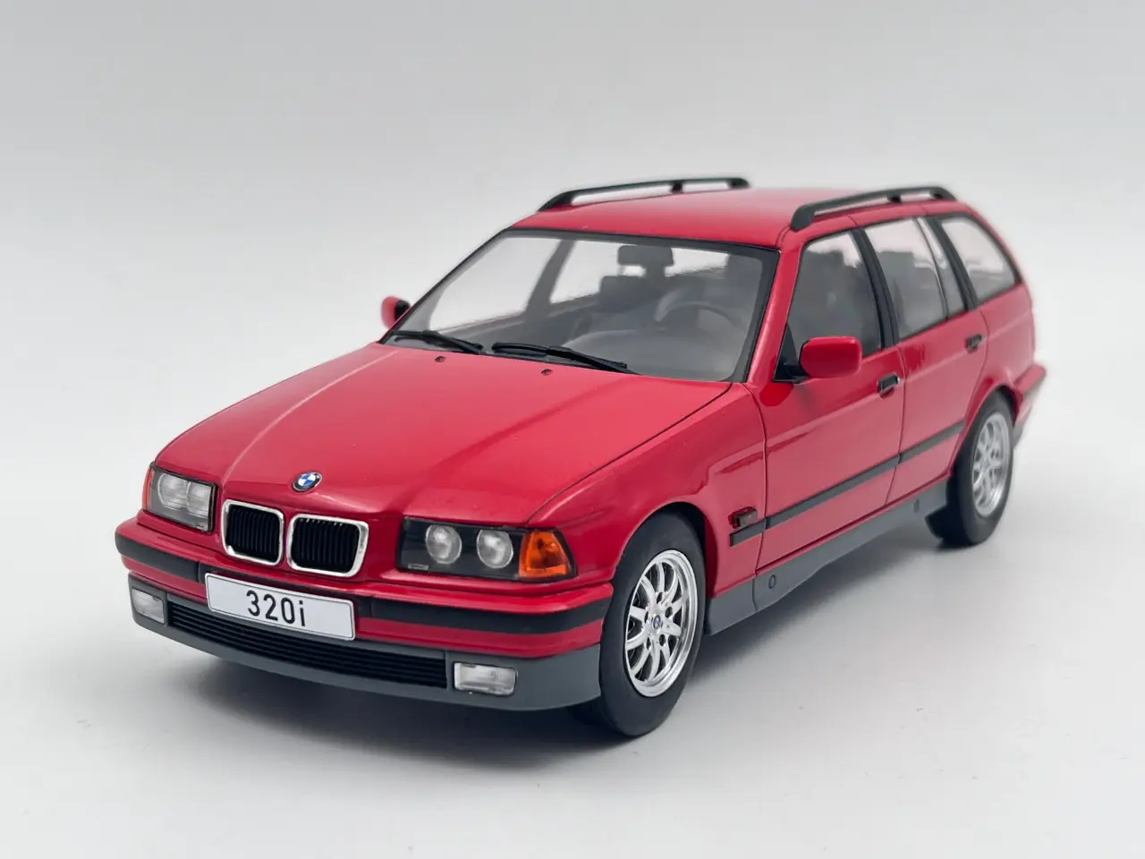 Billede 1 - 1995 BMW 320i Touring E36 1:18 Flot og detaljeret