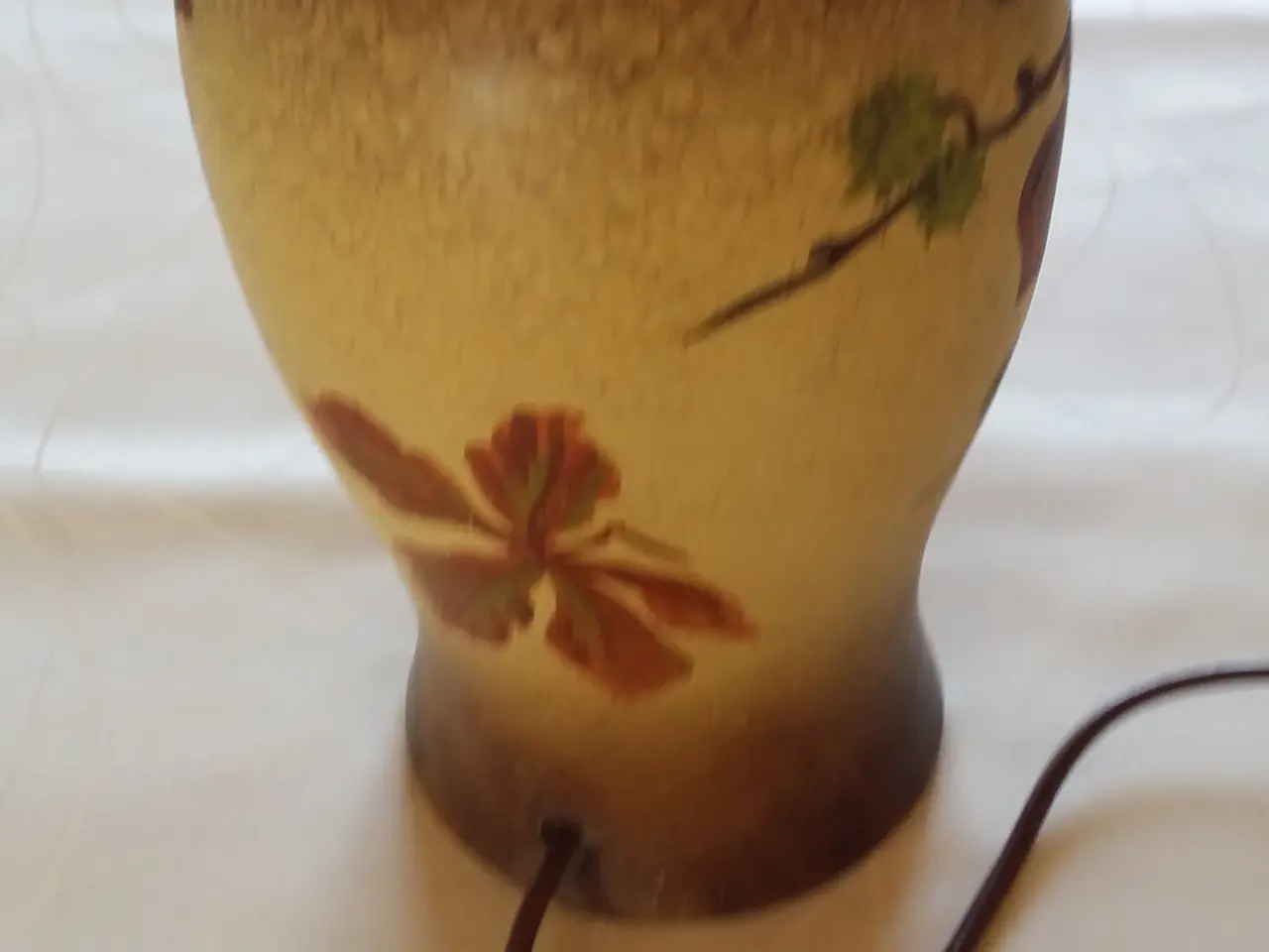 Billede 3 - Bordlampe H. 28 cm. Intakt dekoreret med Kastanjer