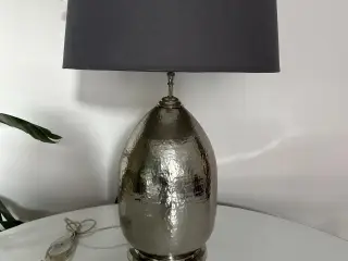 Stor bordlampe i hammerslået metal.