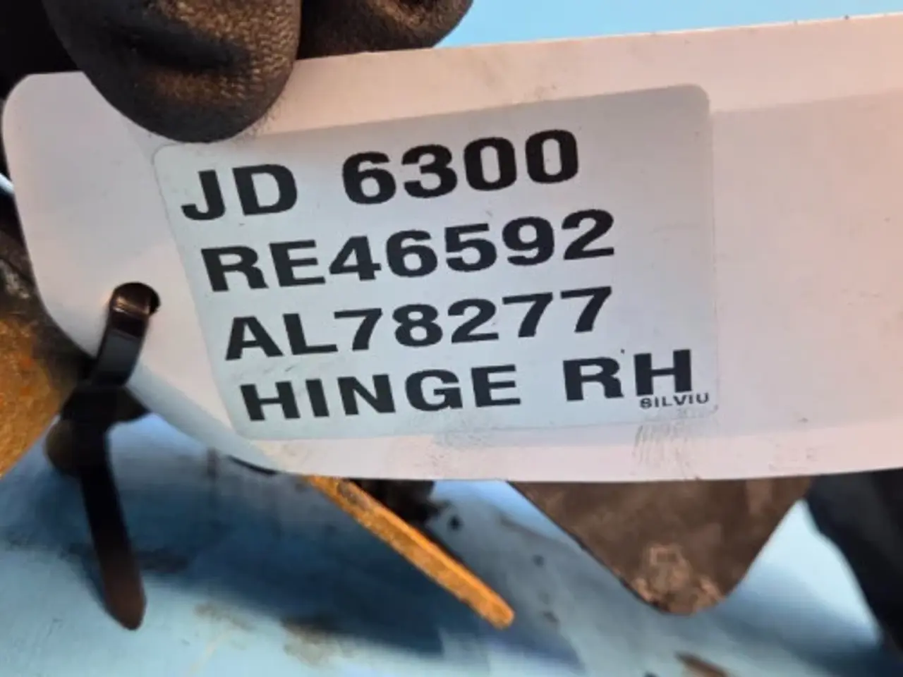 Billede 10 - John Deere 6300 Hængsel R.  RE46592