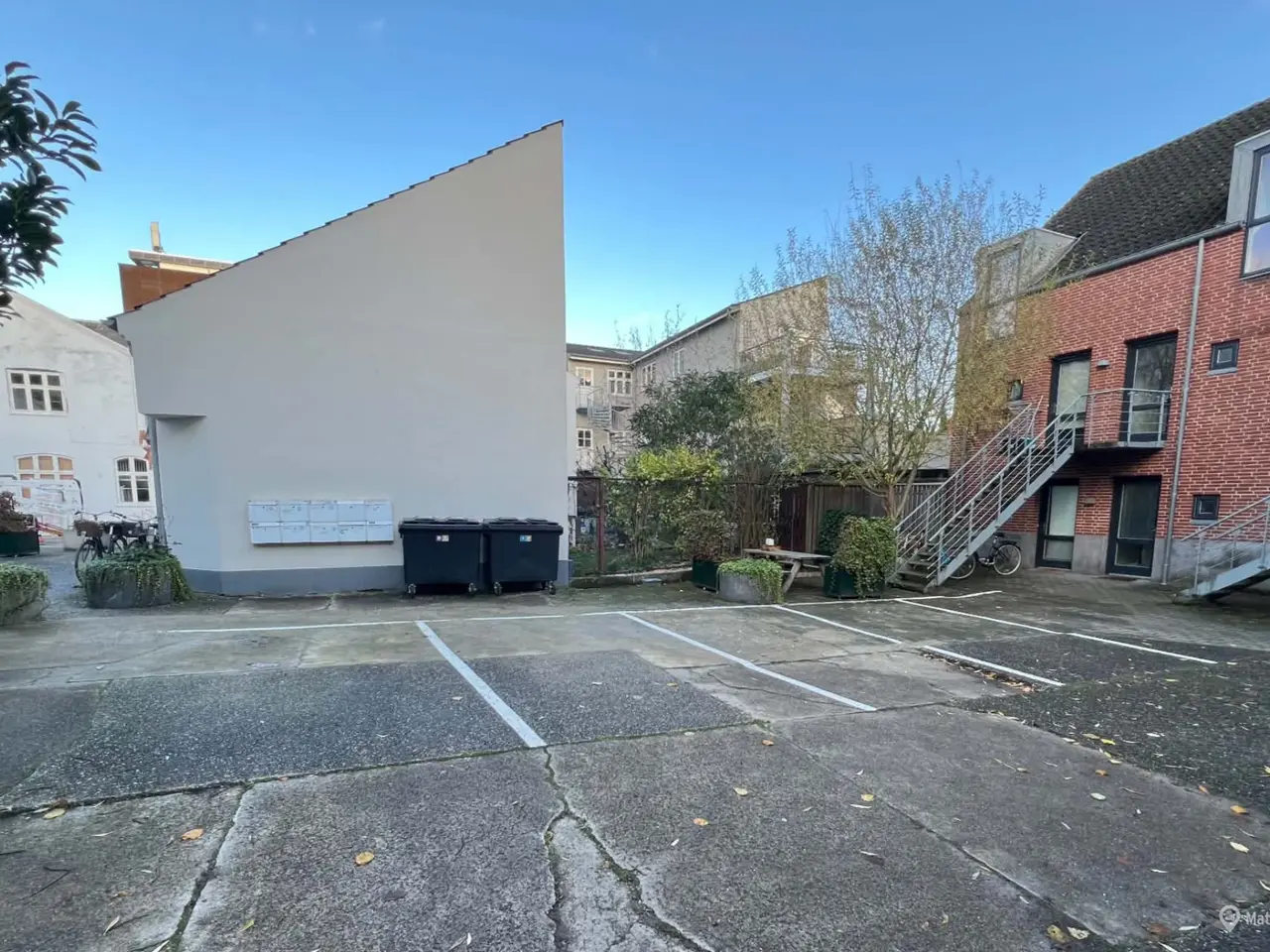 Billede 2 - Parkerings plads i gårdområde