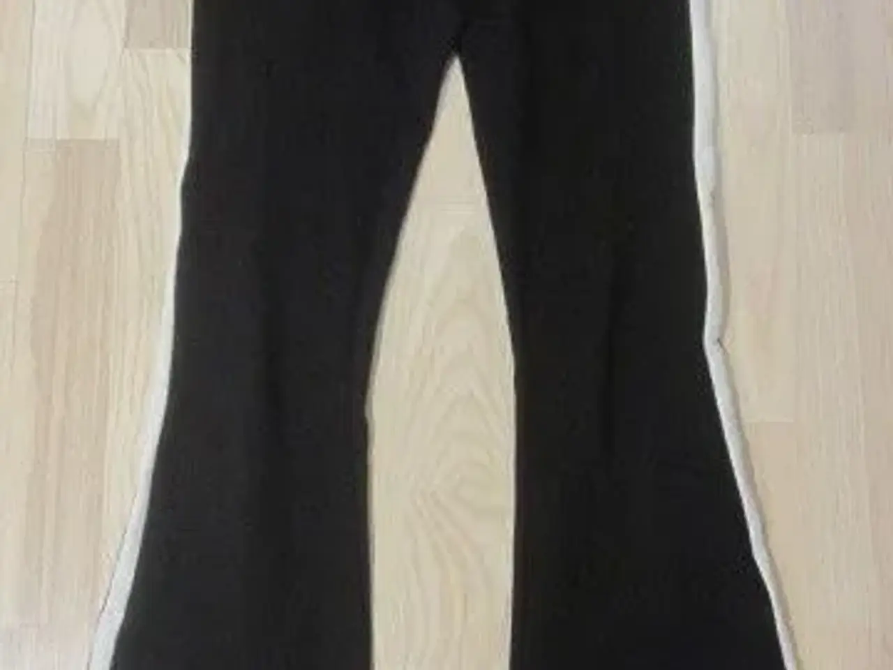 Billede 1 - Str. XS, sorte bukser m. svaj
