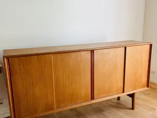 Designerskænk fra 1960’erne af Henning Kjærnulf 
