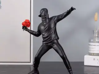 * Fed sort figur - af Banksy
