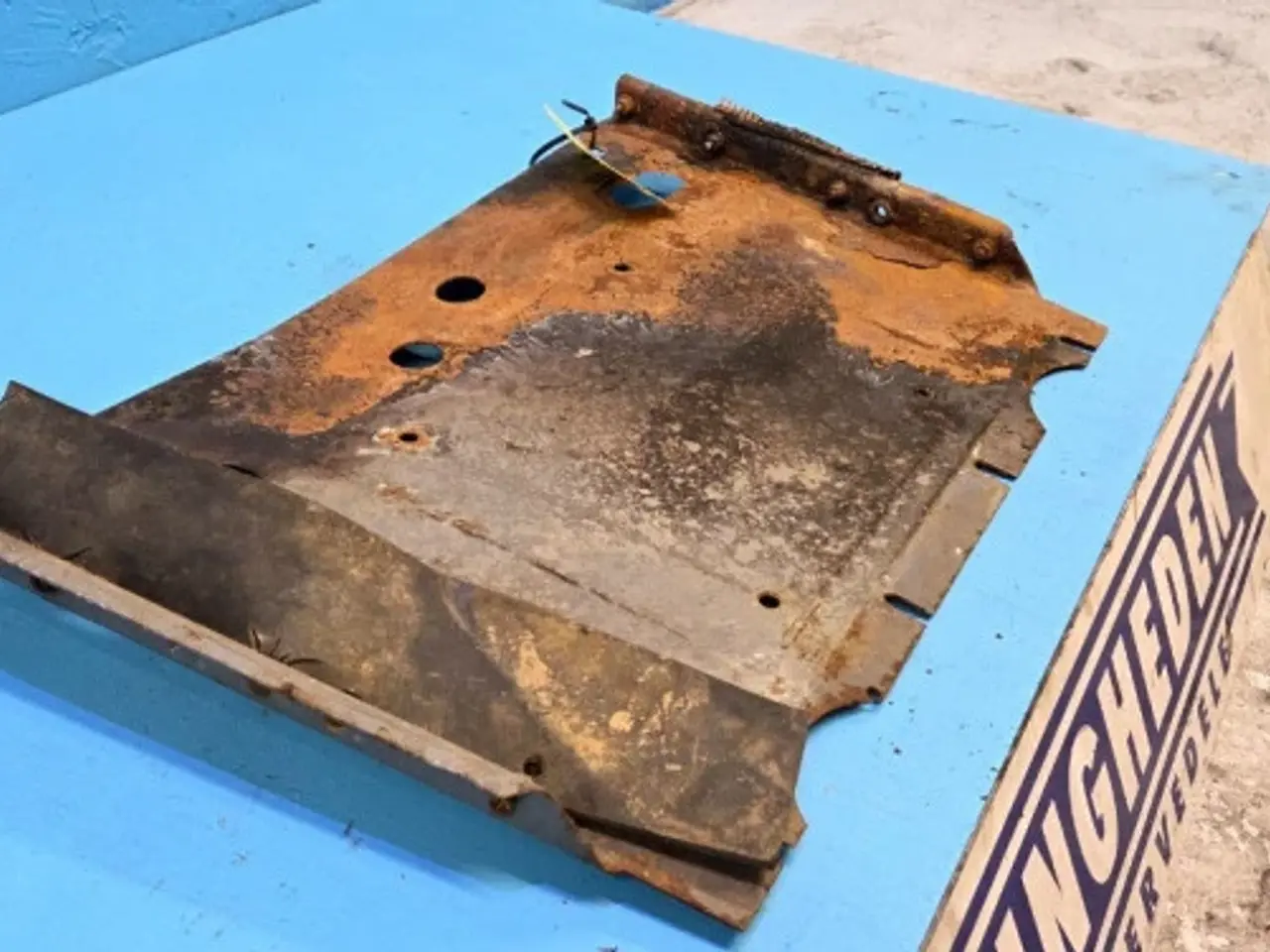 Billede 3 - Massey Ferguson 3085 Batteriholder 3387030M95