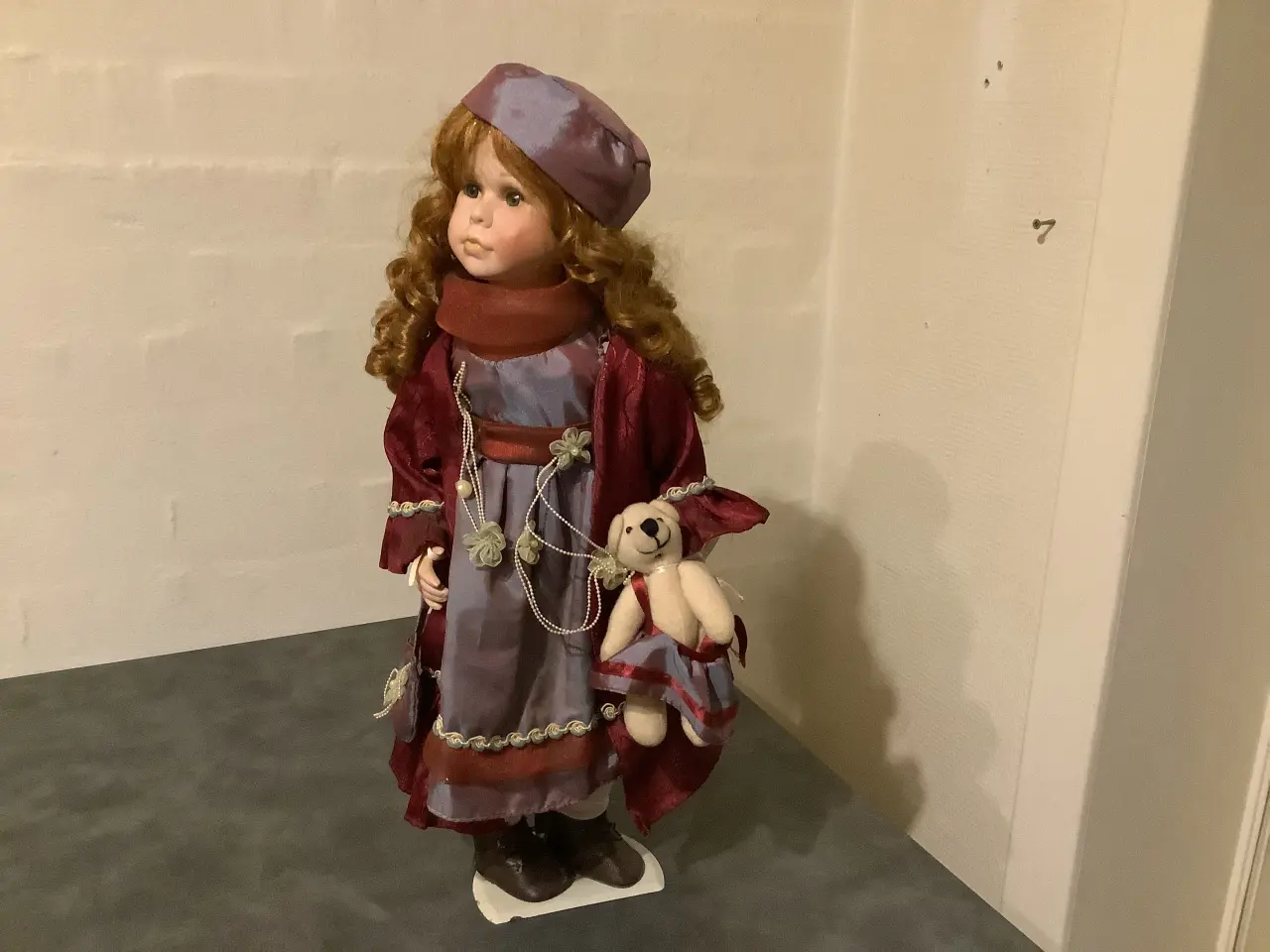 Billede 1 - Fin porcelæns dukke
