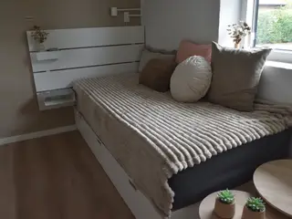 IKEA Nordli, hvid seng med madras, skuffer og gavl