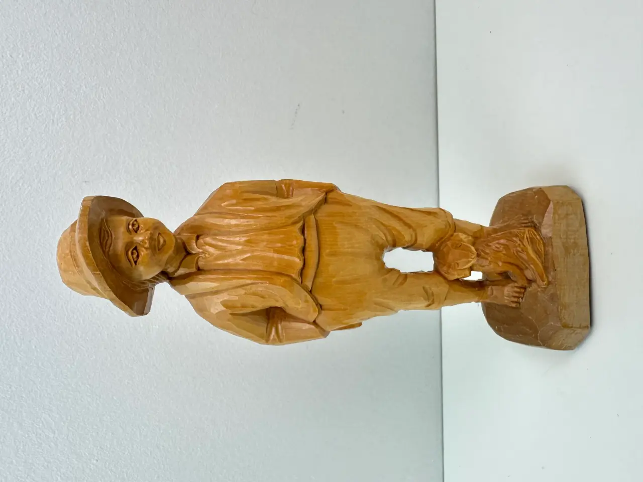 Billede 1 - Træfigur - mand med hund