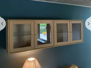 Væghængt vitrine