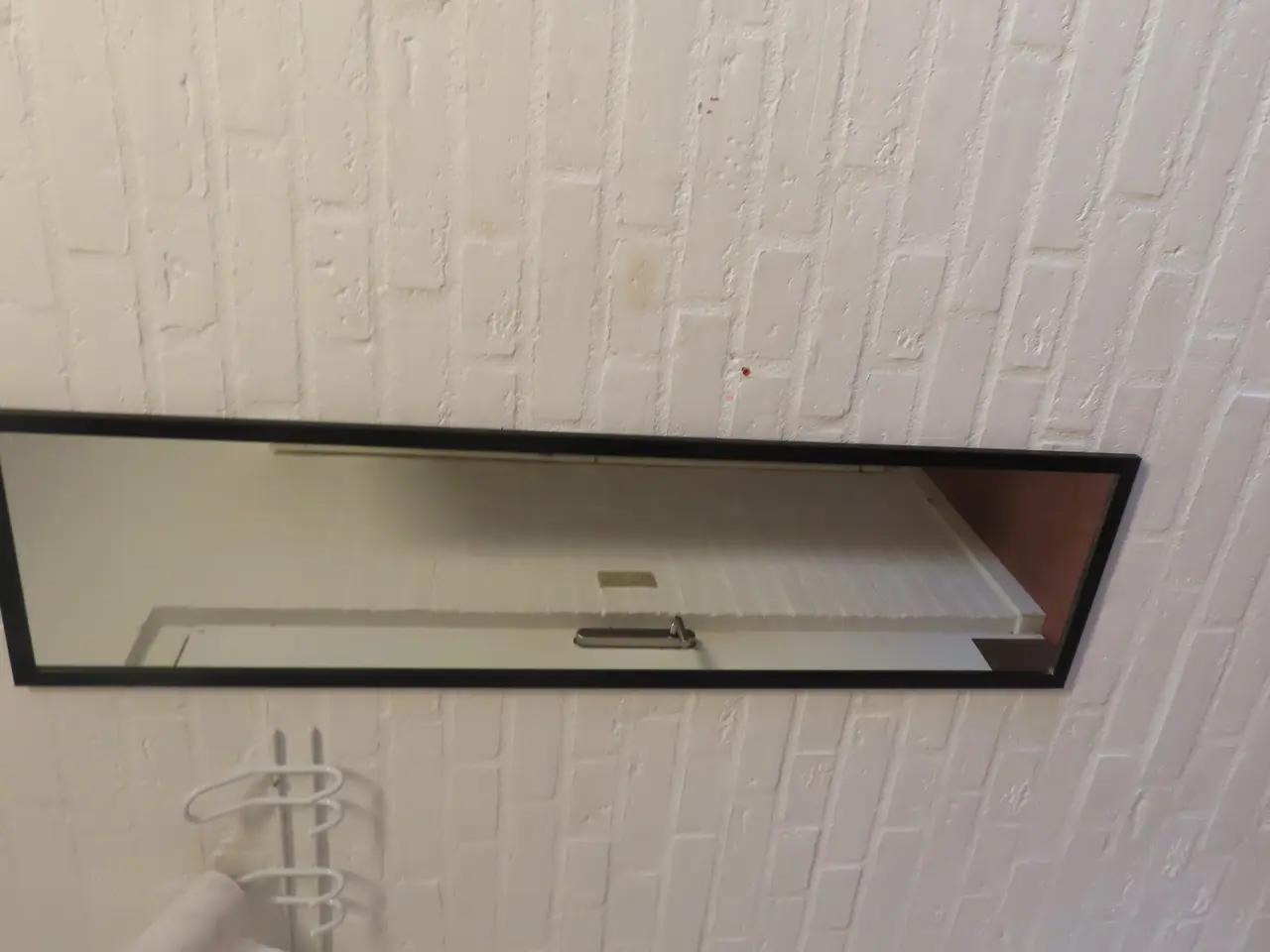 Billede 5 - Indhold på værelse af bord, køjeseng, skab mv.