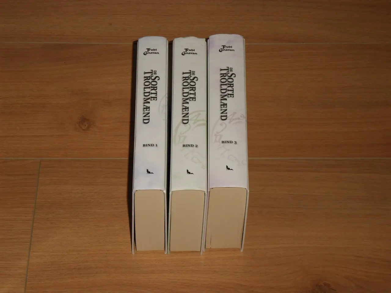 Billede 2 - DE SORTE TROLDMÆND. Trilogi. Af Trudi Canavan