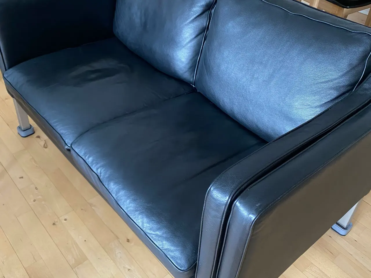 Billede 1 - 2 pers sofa sort læder/spalt.ben i børstet stål.  