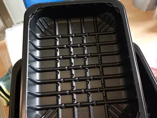 Sorte bakker til fødevarer.