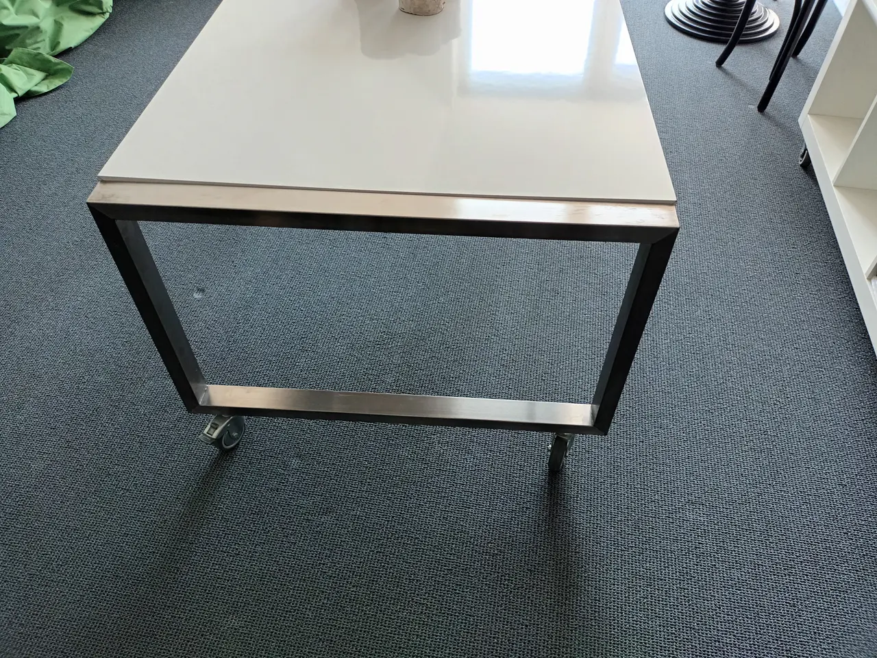 Billede 4 - Udstillingsbord / arbejdsbord med hjul.