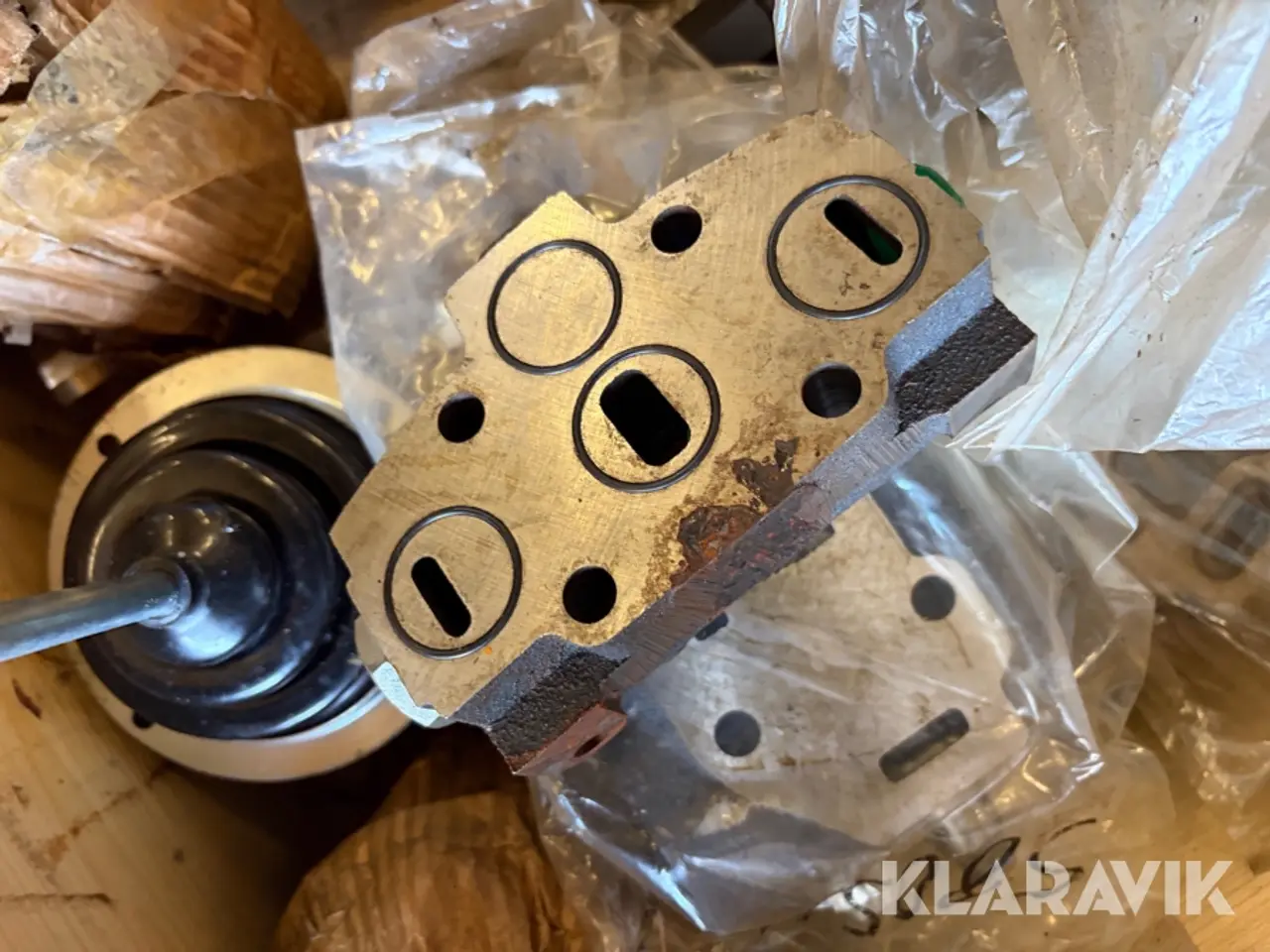 Billede 8 - Lot - Filterhuse, drosselventiler, ventildele og joystick - 1 palle
