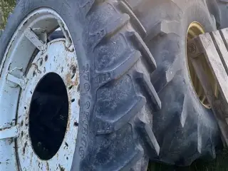 BKT 270/95R48 og 230/95R32. Prisen er for alle 4 stk.