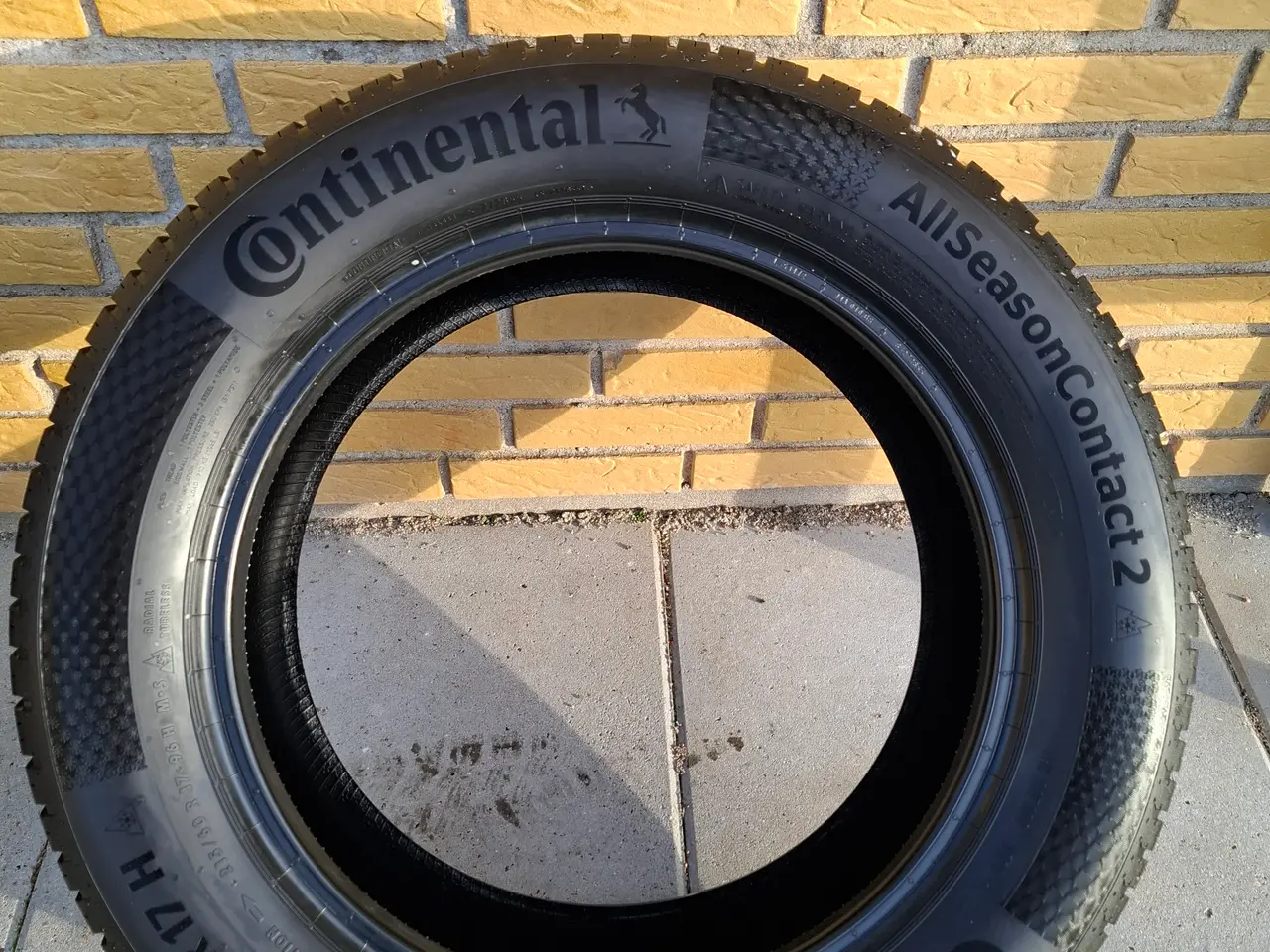 Billede 1 - Næsten nye Continental helårsdæk 215/60r17