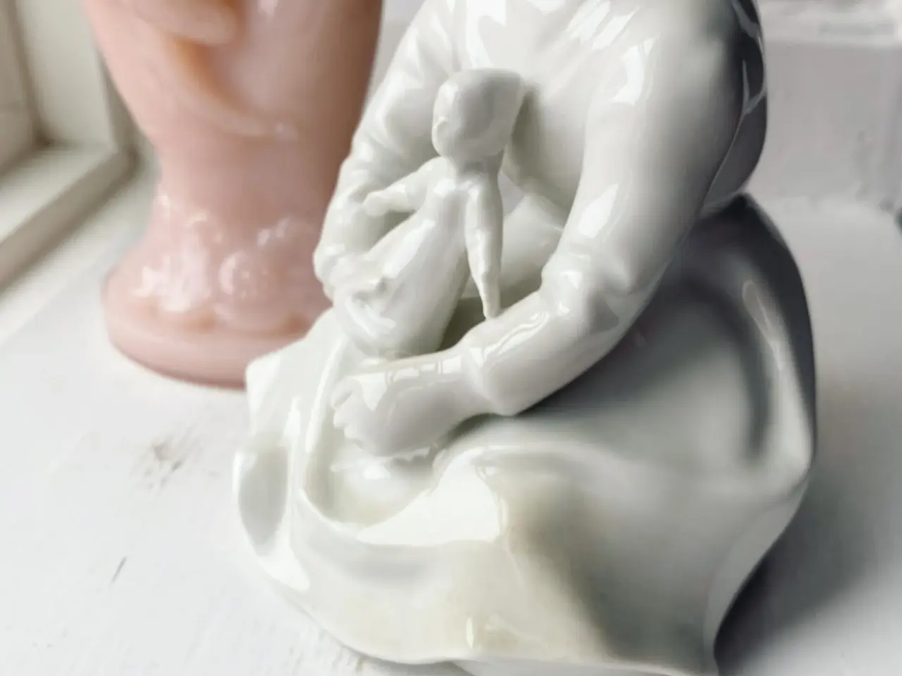 Billede 5 - Porcelænsfigur fra GDR, pige med dukke, NB