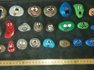 23 HÅNDLAVEDE STEN SMILEYS