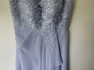 Flot og elegant kort festkjole