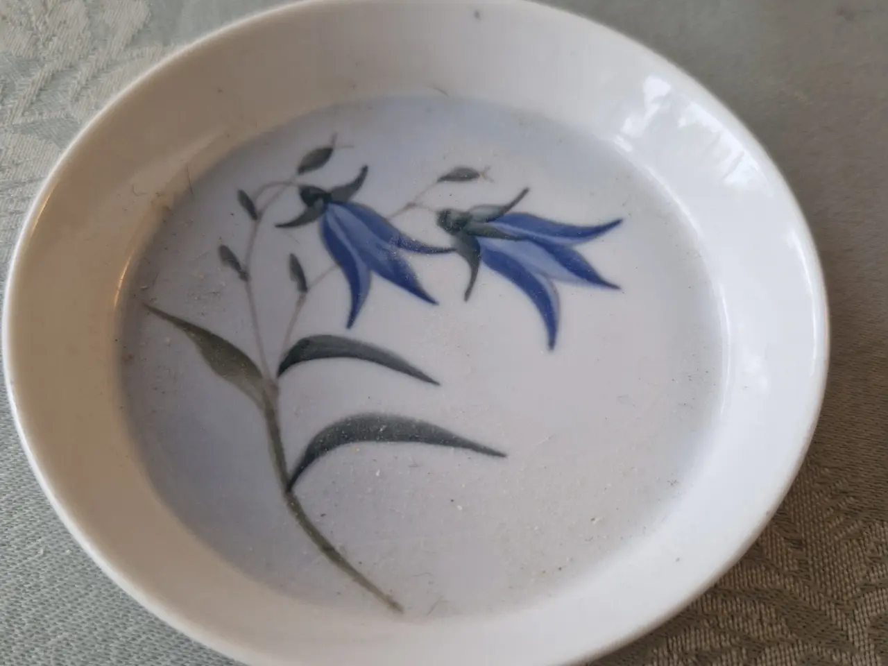 Billede 1 - Lille askebæger med klokkeblomst.