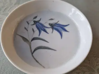 Lille askebæger med klokkeblomst.