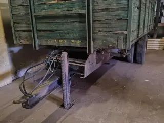 Tipvogn med hydraulisk støtteben
