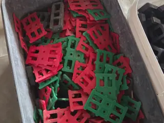 afstandsklodser, justerbrikker og plastkiler