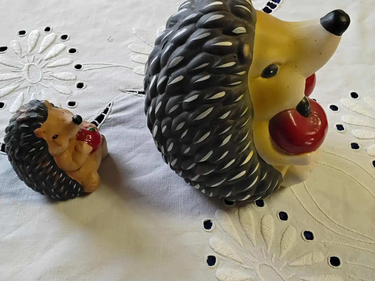 Billede 2 - 2 pindsvin figurer i keramik- højde ca 17 og 9 cm