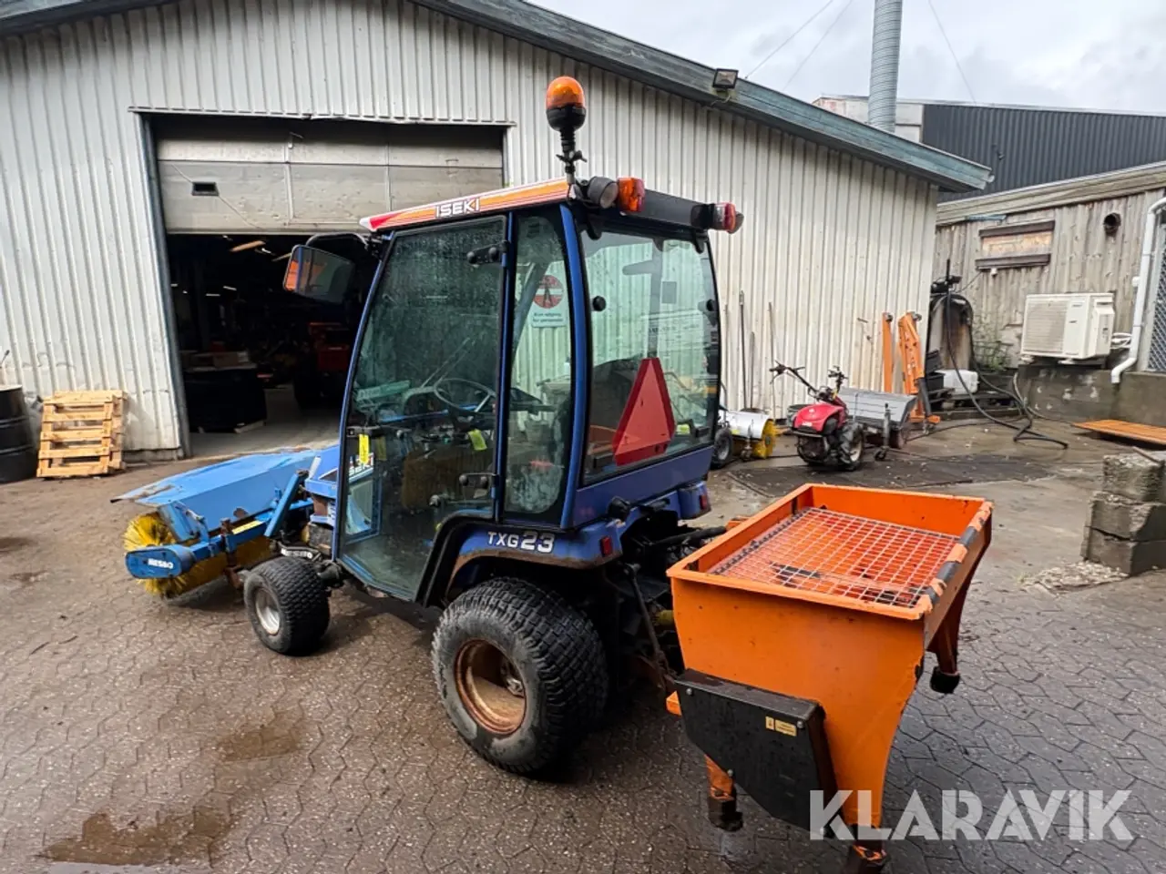 Billede 3 - Traktor Iseki TXG 23 med kost og saltspreder