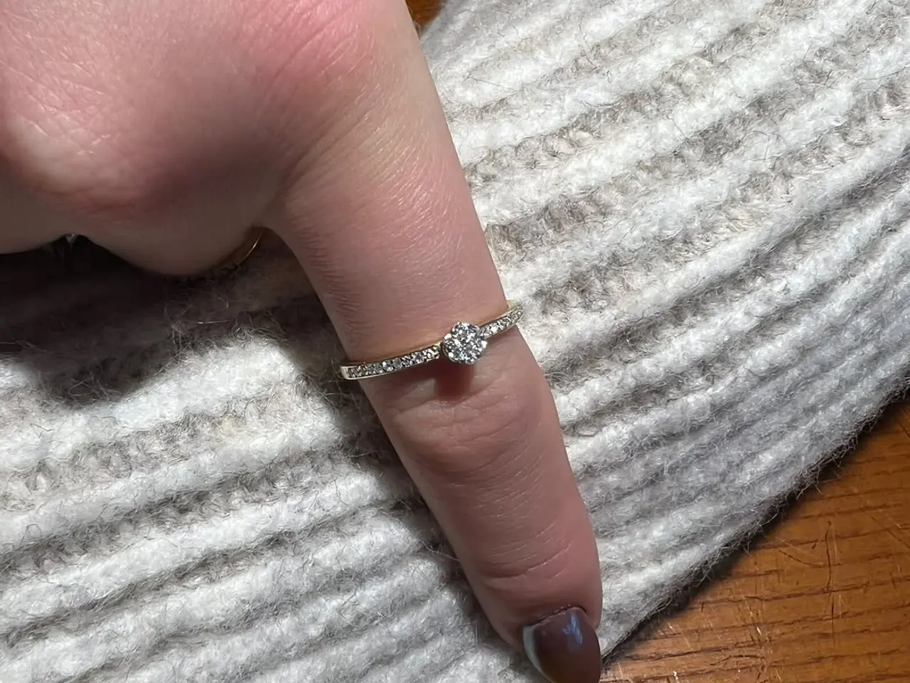 Billede 1 - Smuk feminin guld ring med diamanter