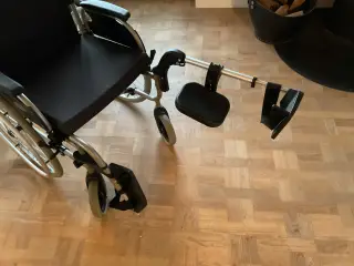 Letvægts kørestol 53 cm sædebredde