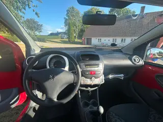 Rød Peugeot 107 årgang 2011