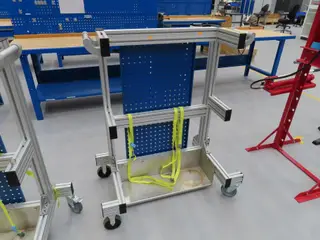 Opbevaringsvogn med indhold