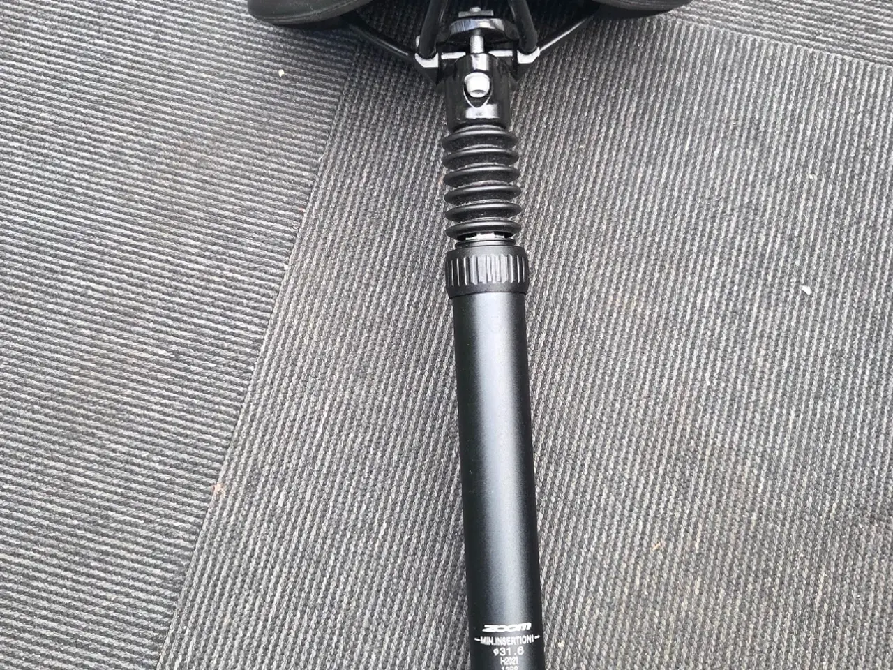 Billede 2 - Sadelpind med affjedring + sadel. ZOOM-MIN.INSERTI