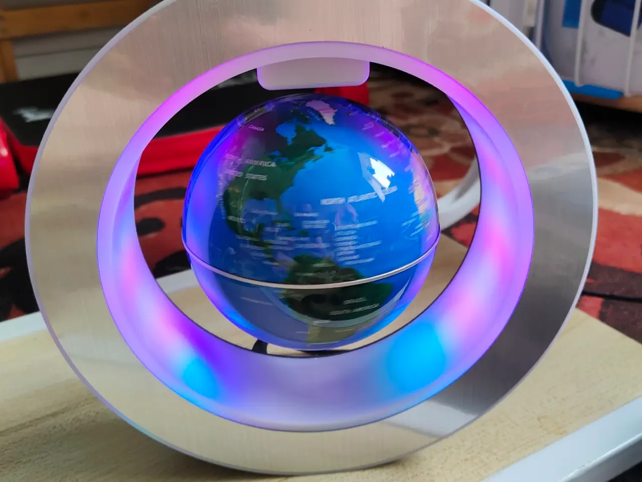 Billede 1 - Globe svæver og roterer i luften