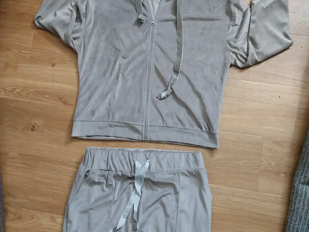 Billede 2 - Oeko tex jogging dragt str. S / M