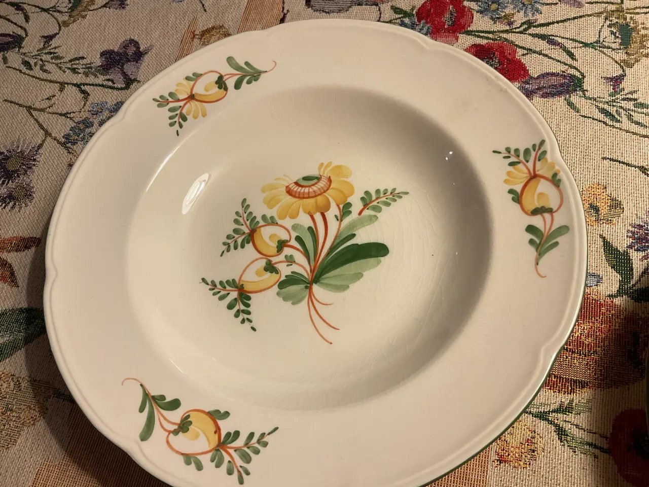 Billede 1 - Maj tallerkener 23,5 cm.  4 flade + 2 dybe,