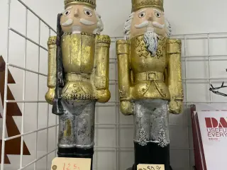 Julevarer sælges fra butik. Rydder op og lukker.