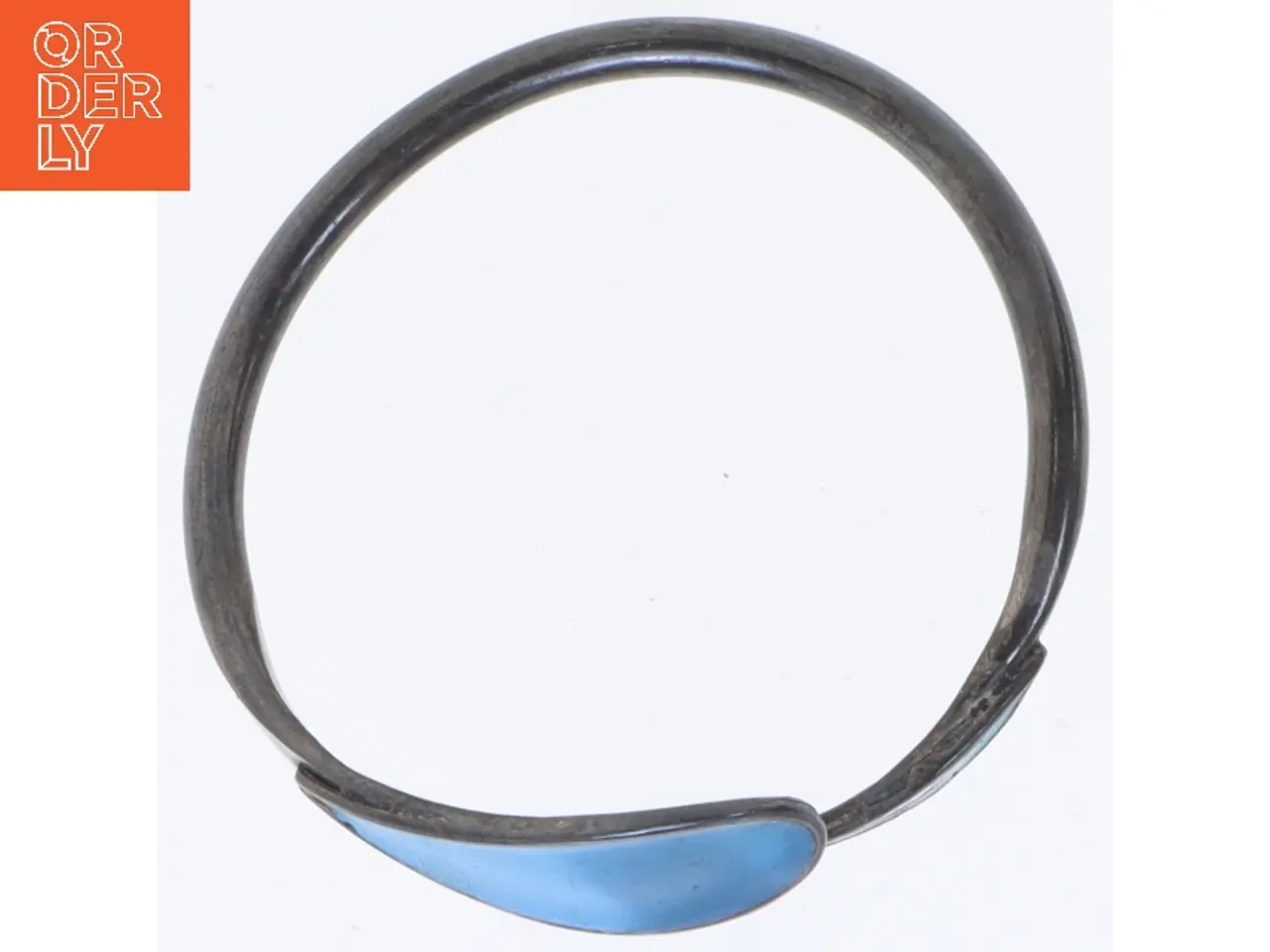 Billede 1 - Armbånd i metal med blå indlæg (str. Ø 7 cm)