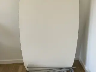 Hvidt sofabord med stålben