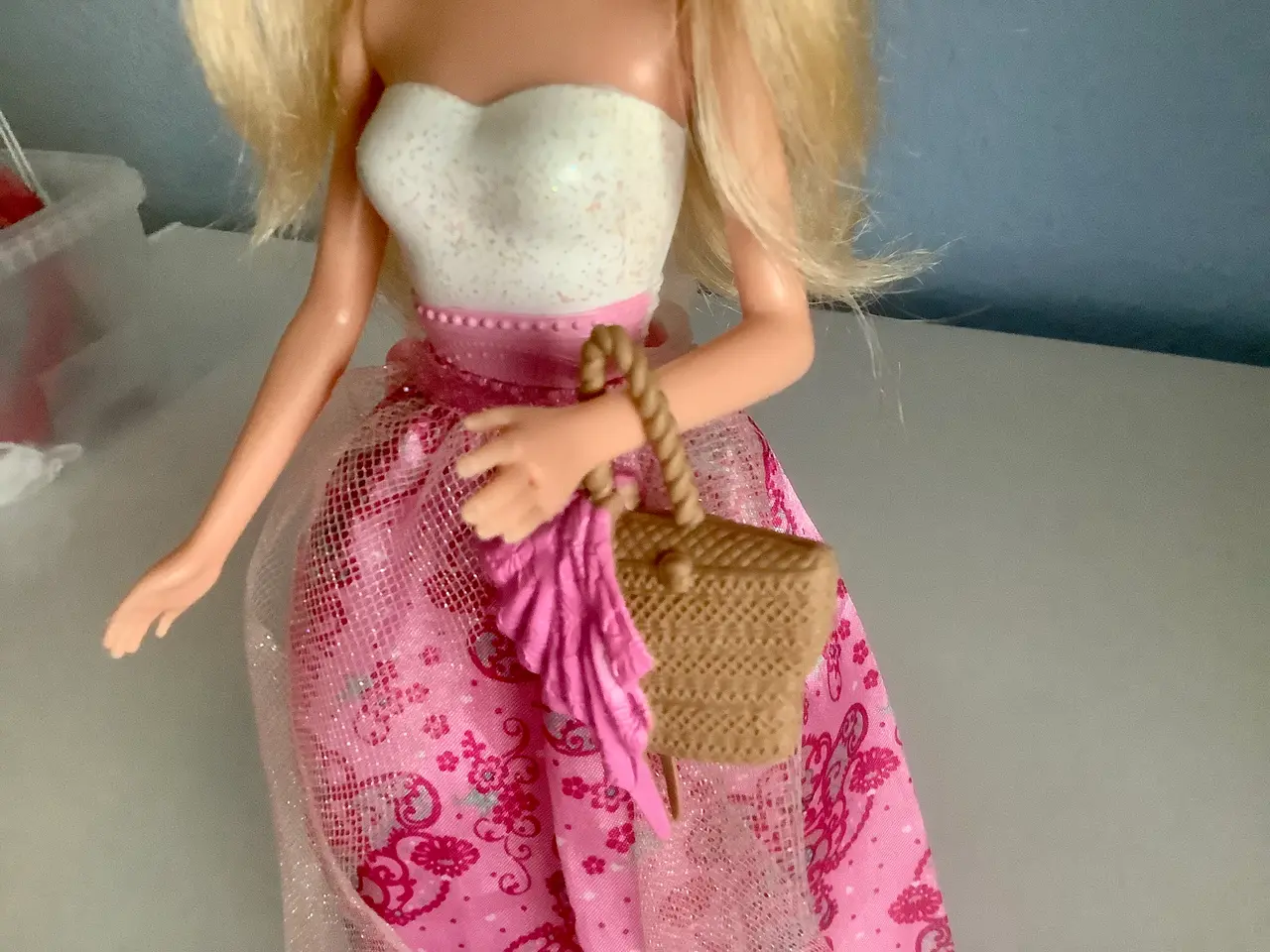 Billede 11 - Barbie med tøj og tasker m.m.