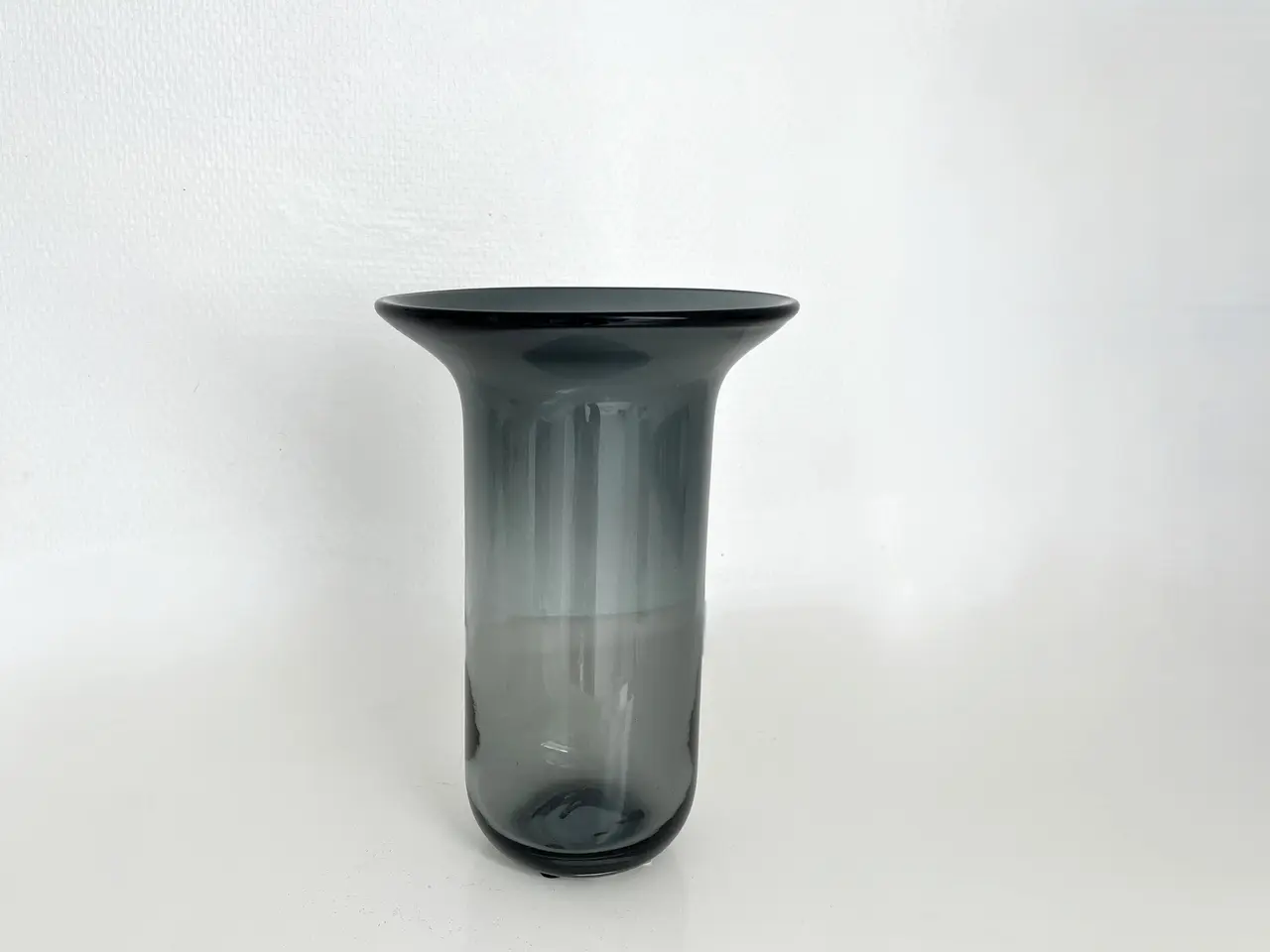 Billede 1 - Luanne vase i gråt glas