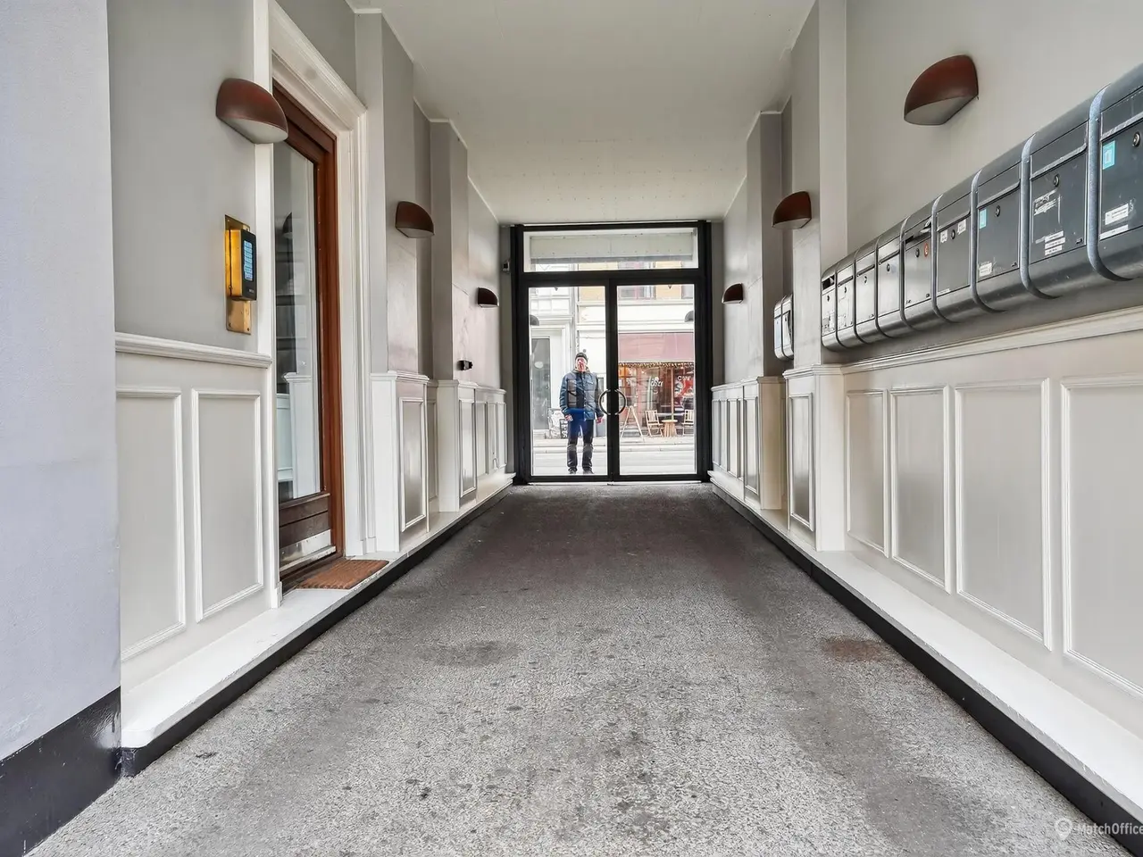 Billede 16 - Bred facade med stort skilt og masser af kundetrafik